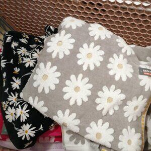 NWT DAISY BATH TOWELS - 3 TOTAL